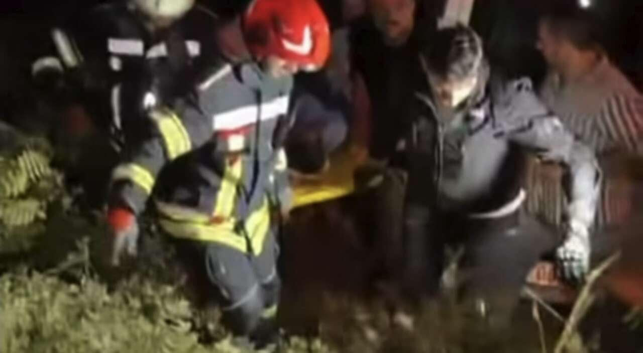 Minibüs ile otomobil çarpıştı: 11 yaralı! Kaza anı kamerada 10